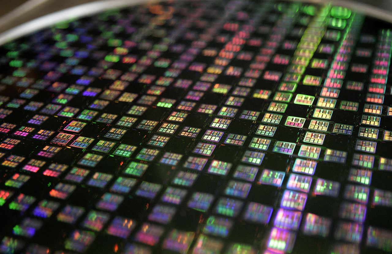 半導体製造装置のディスコは25日、2022年3月期の連結営業利益が833億円になる見通しだと発表した。資料写真、12インチウエハ、台湾の半導体工場、2007年1月(2022年 ロイター/Richard Chung)