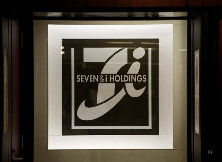 セブン&アイ・ホールディングスは1日、同社が傘下百貨店事業会社のそごう・西武を売却する方向で最終調整に入ったとの報道について、昨年7月に発表した中期経営計画で示した通り、「そごう・西武の株式売却を含め、あらゆる可能性を排除せずに検討を行っている」とのコメントを発表した。写真はセブン&アイのロゴ。2017年1月、都内で撮影(2022年 ロイター/Kim Kyung-Hoon)