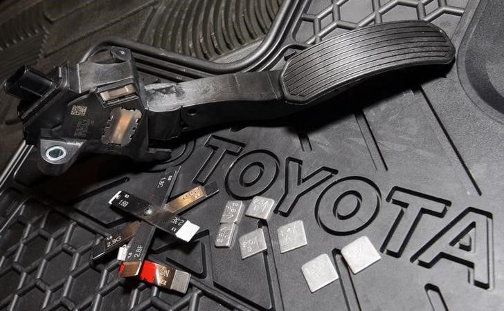 トヨタ自動車は9日、 カナダのオンタリオ州にある自動車工場について、週内の生産は見込めないと発表した。写真は、トヨタのアクセルペダルの部品。2010年2月22日にカナダ・トロントでの会見で撮影。(2022年 ロイター/ Mike Cassese)