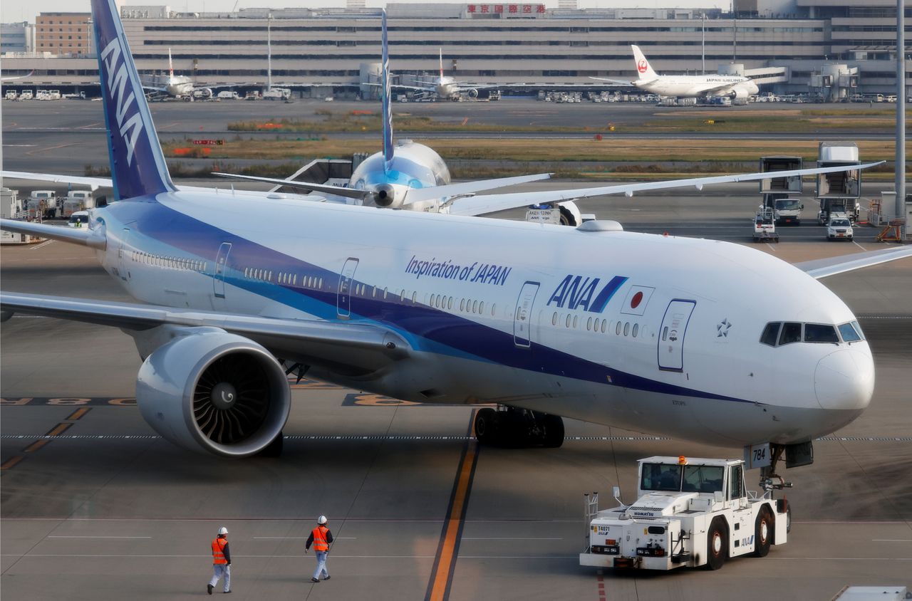 ANAホールディングス<9202.T>は10日、4月1日付の社長交代に伴う会見を開き、片野坂真哉社長は、この時期に交代する理由について、新型コロナウイルスは収束していないものの「確実に2022年度の黒字化は実現していけると判断した」などと述べた。写真は昨年11月、羽田空港で撮影。(2022年 ロイター/Issei Kato )