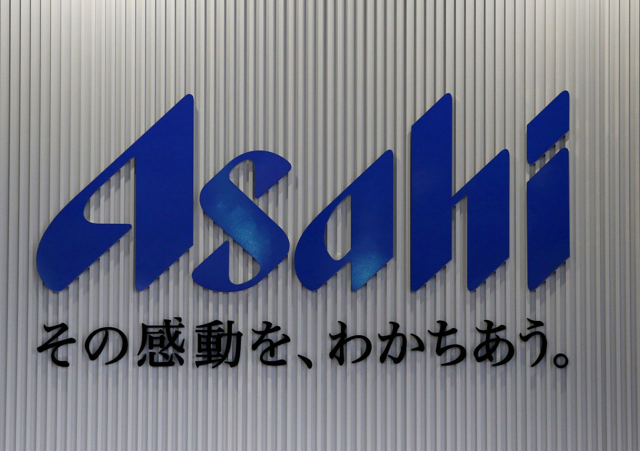 2月15日、アサヒグループホールディングス(アサヒGHD)は、グループ全体の生産性や収益力を向上させるため、アサヒビールの神奈川工場と四国工場の操業を2023年1月末に終了すると発表した。写真はアサヒビールのロゴ。2016年4月、茨城県で撮影(2022年 ロイター/Yuya Shino)
