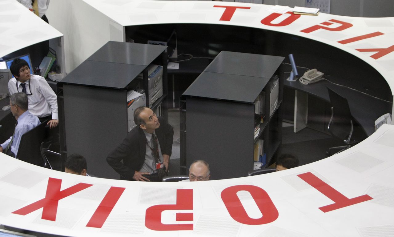 午前の東京株式市場で、日経平均は前営業日比288円15銭安の2万6161円46銭と、5日続落した。写真は東京証券取引で2008年10月撮影(2022年 ロイター/Issei Kato)