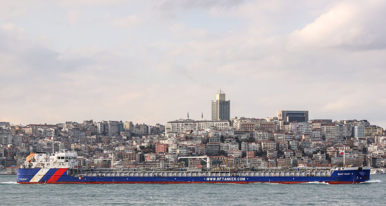 2月25日、原油タンカーの運賃が世界的に上昇している。写真は1月、ボスポラス海峡を通過する原油タンカー(2022年 ロイター/Umit Bektas)