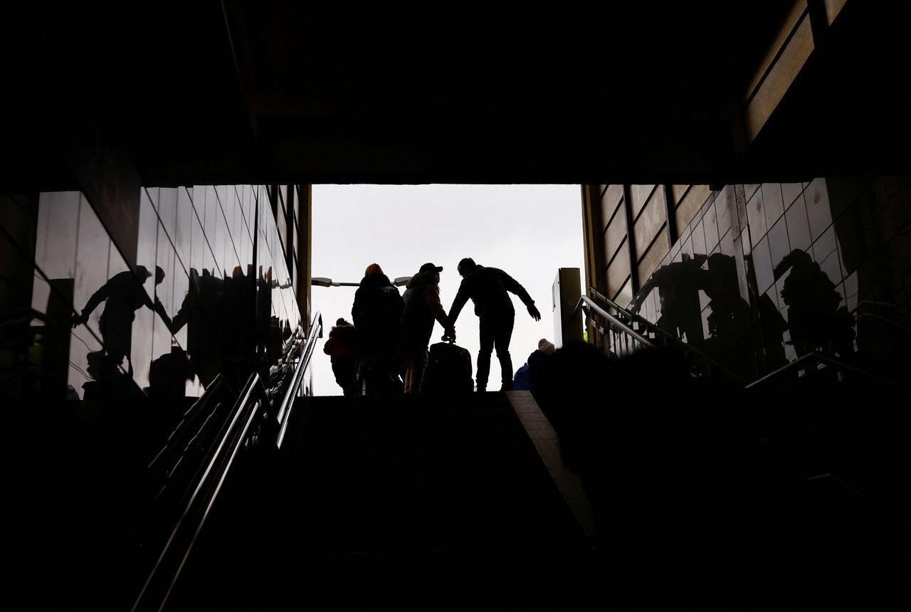 「ドン・キホーテ」などを展開するパン・パシフィック・インターナショナルホールディングスは3日、人道支援の一環として、ウクライナ避難民100世帯を受け入れると発表した。写真はポーランドのプシェミシルで撮影(2022年 ロイター/Yara Nardi)