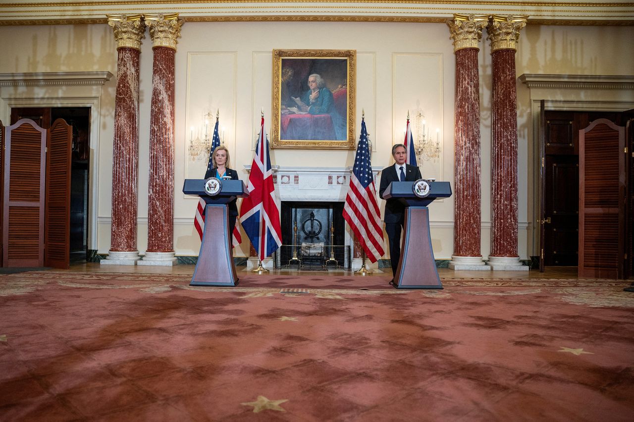 ブリンケン米国務長官(右)はトラス英外相(左)と会談し、ウクライナ市民を戦闘地域から安全に退避させる「人道回廊」について、ロシアに抜けるルートを設置するというロシアの提案は「ばかげている」と述べた。9日、 ワシントンで撮影(2022 年 ロイター/Jim Watson/Pool via REUTERS)