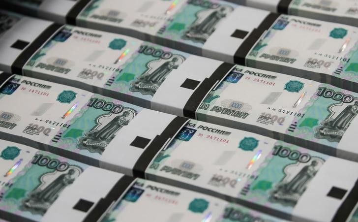3月14日序盤のロシア通貨ルーブルは比較的安定した値動きで推移している。写真はルーブル紙幣。モスクワの印刷工場で2019年7月撮影(2022年 ロイター/Maxim Shemetov)