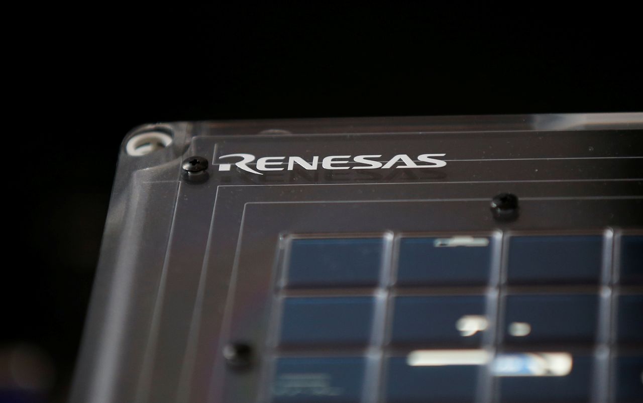 ルネサスエレクトロニクス<6723.T>は17日、前日夜に発生した福島県沖の地震を受けて、茨城県の那珂工場と群馬県の高崎工場の操業を停止していると発表した。写真はルネサスのロゴ。都内で2017年4月撮影(2022年 ロイター/Toru Hanai)