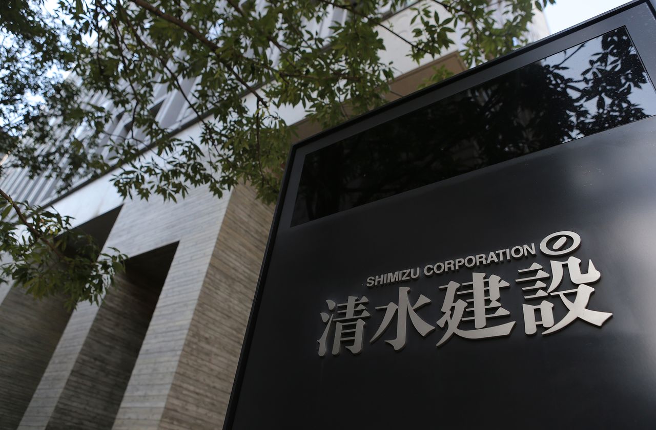 3月23日、清水建設は、持分法適用関連会社の日本道路に対する株式公開買い付け(TOB)が成立したと発表した。写真は清水建設本社。2017年12月、東京で撮影(2022年 時事通信)