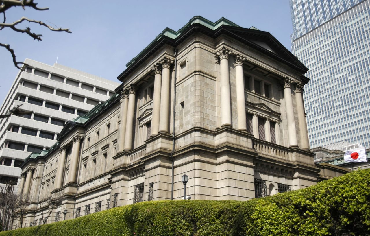 日銀は23日、新型コロナウイルス禍での資金繰り支援策が企業の財務にどのような影響を及ぼしたかをテーマにした分析リポートを公表した。日銀本店外観、2009年3月撮影(2022年 ロイター/Yuriko Nakao)