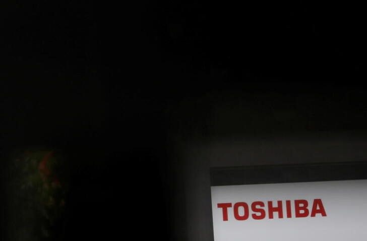 東芝の臨時株主総会が午前10時から都内で始まった。会社側が提案する2分割案と、非上場化を含めた戦略の再検討を求める株主提案の賛否をそれぞれ諮る。写真は同社のロゴ。都内で2021年6月撮影(2022年 ロイター/Kim Kyung-Hoon)