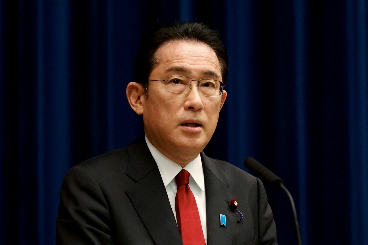 岸田文雄首相は25日、月例経済報告等に関する関係閣僚会議であいさつし、原油価格や物価の高騰に対応するための緊急対策を「4月末までに取りまとめるべく、来週指示する」と述べた。資料写真、2月、代表撮影(2022年 ロイター)
