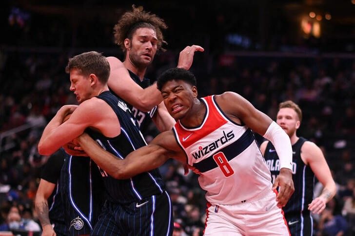 NBAは30日、各地で試合を行い、ウィザーズの八村塁(写真中央)は17得点を挙げるなどの活躍でマジック戦での127─110の勝利に貢献した(2022年 ロイター/USA TODAY Sports)