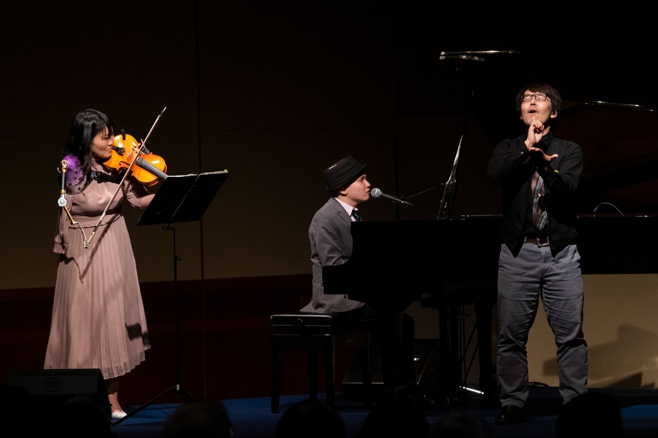 左から伊藤さん、木下さん、手話パフォーマーの「イッチロー」こと橋本一郎さん