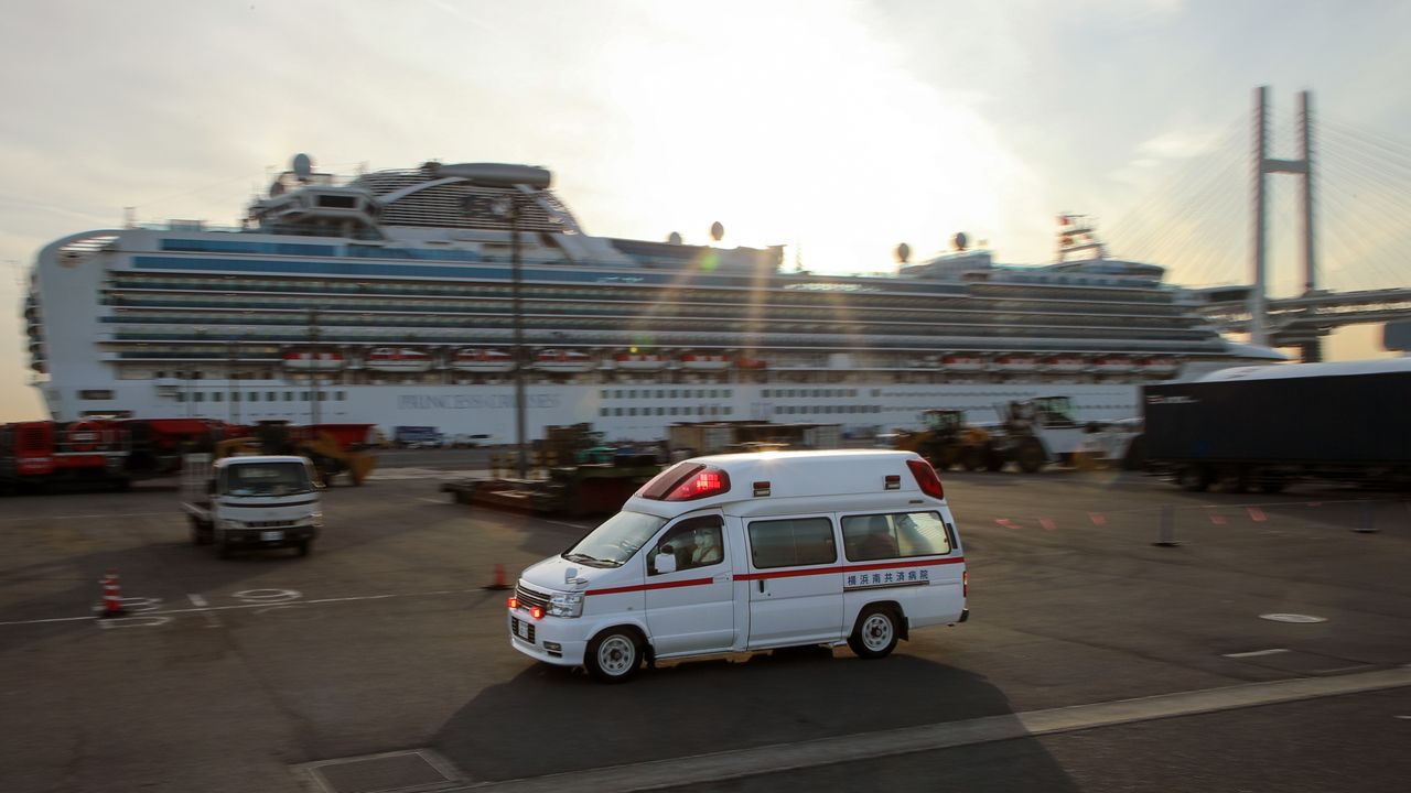クルーズ船「ダイヤモンド・プリンセス」の乗客を乗せたとみられる救急車=2020年2月7日、横浜・大黒ふ頭(時事)