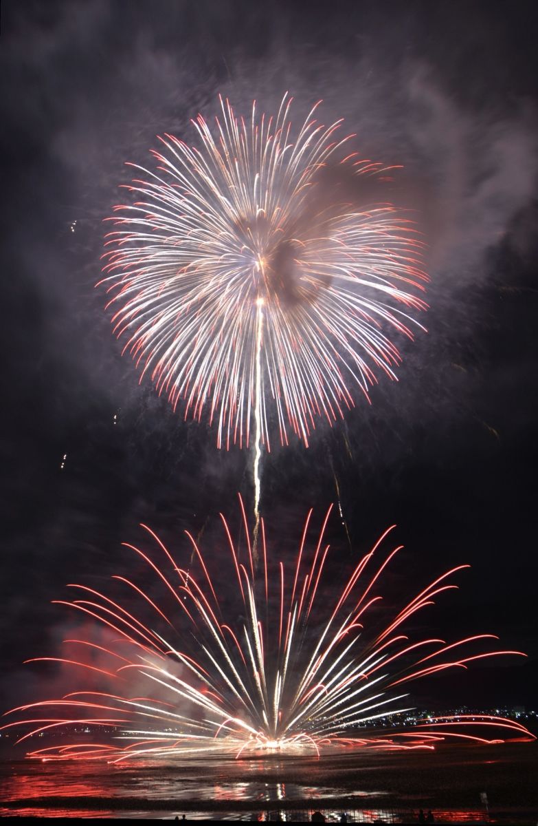 諏訪市の諏訪湖で始まった第74回諏訪湖祭湖上花火Ｔｈｅ　Ｌｅｇａｃｙ。湖上花火の名物「水上スターマイン」をほうふつとさせる花火が上がった