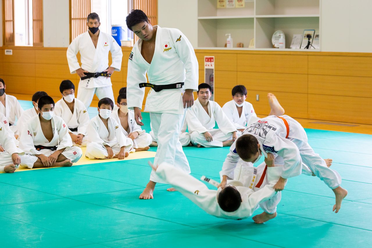 内股のコツを伝授する羽賀選手と、それを見守る井上さん