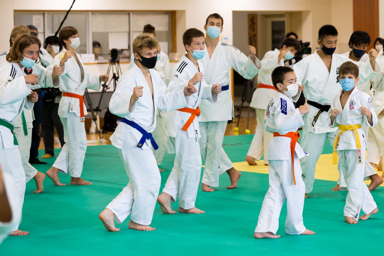 井上さんが指導する大内刈りの入り方を、必死に体得しようとしていた