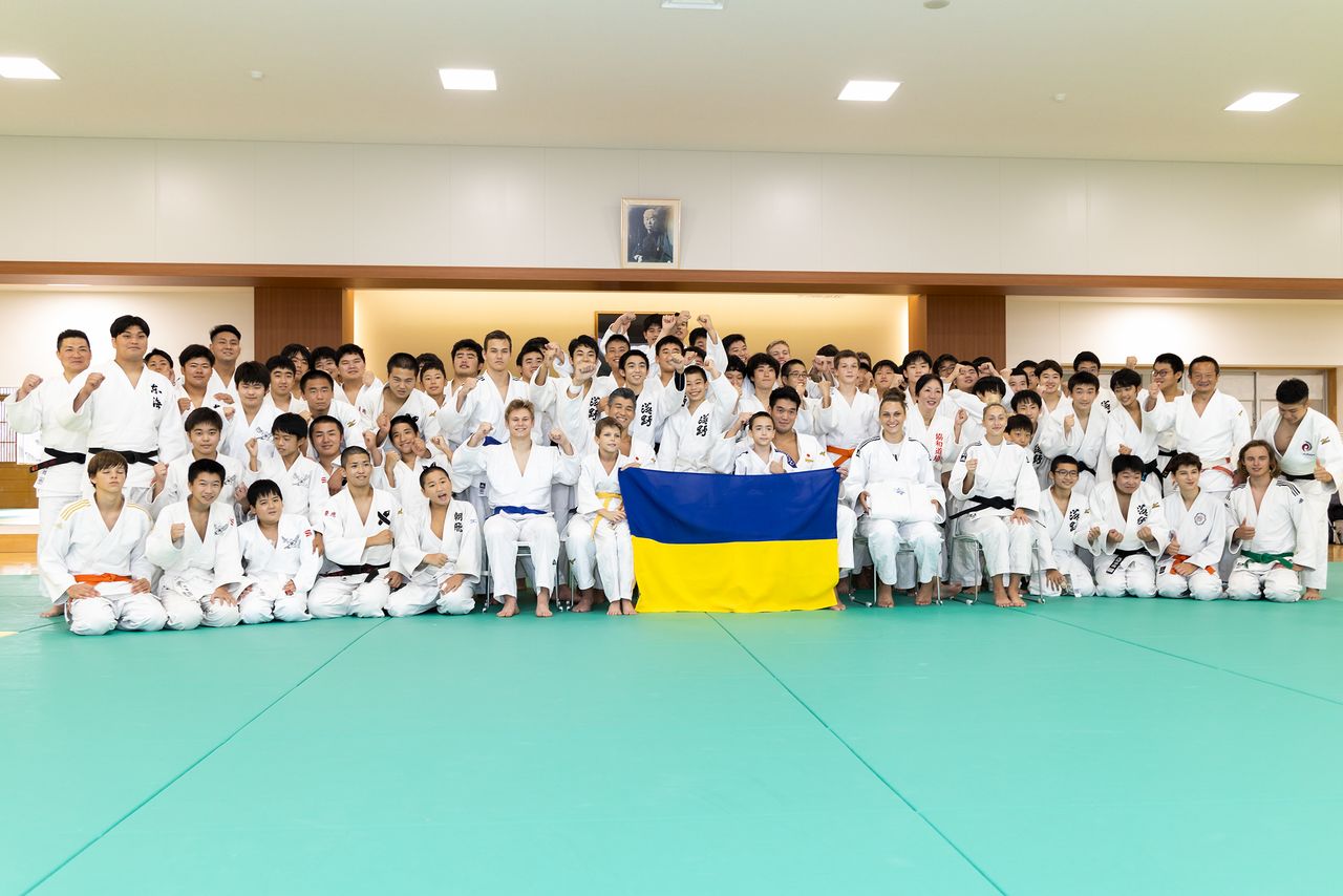 柔道教室に参加した横浜市の学生らと