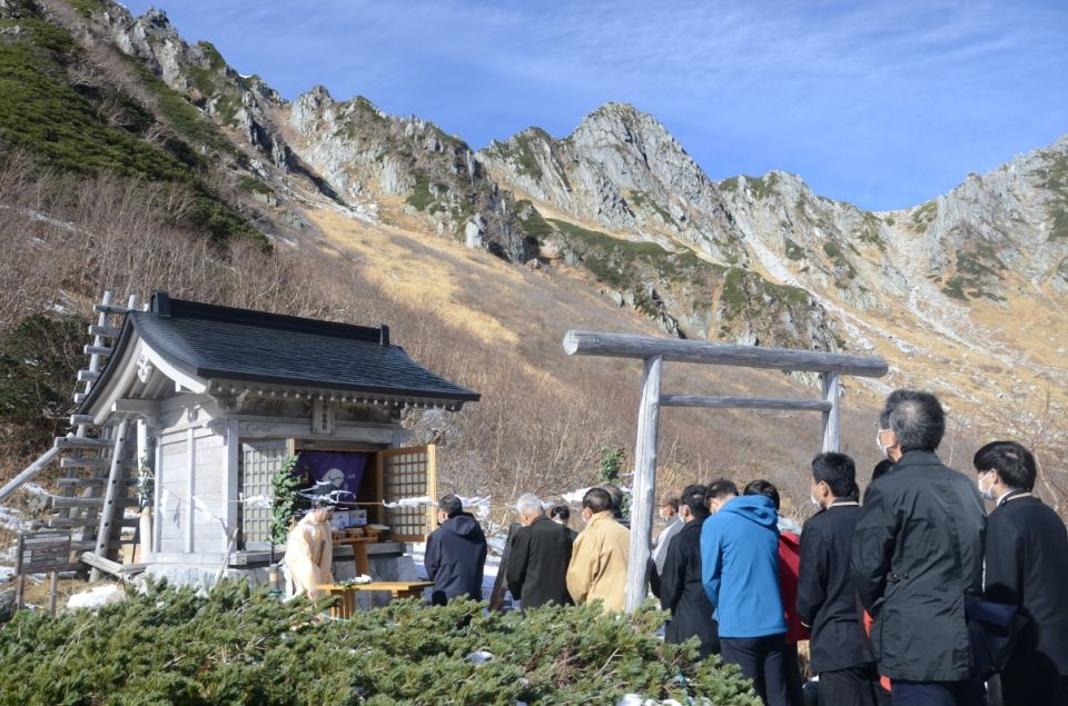 雄大な中アの山並みを望む駒ケ岳神社で神事に参列する関係者ら