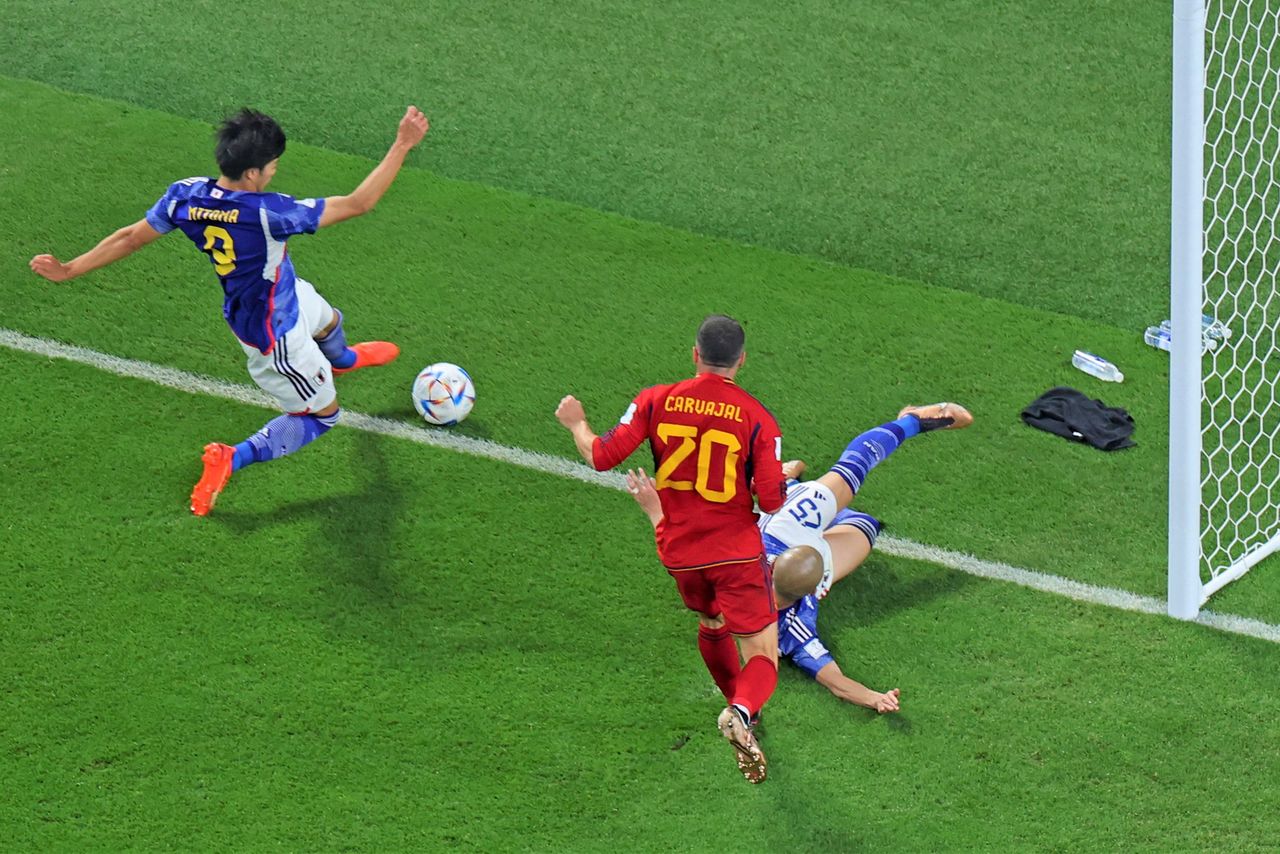 後半、ゴール前にボールを上げる三笘(左)時事