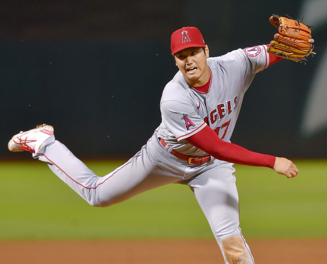 アスレチックス戦で力投するエンゼルスの大谷翔平=2022年8月9日、米・オークランド(時事)