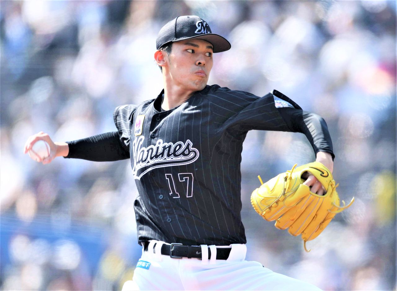 ロッテの佐々木朗希=2022年4月10日、千葉・ZOZOマリンスタジアム(時事)