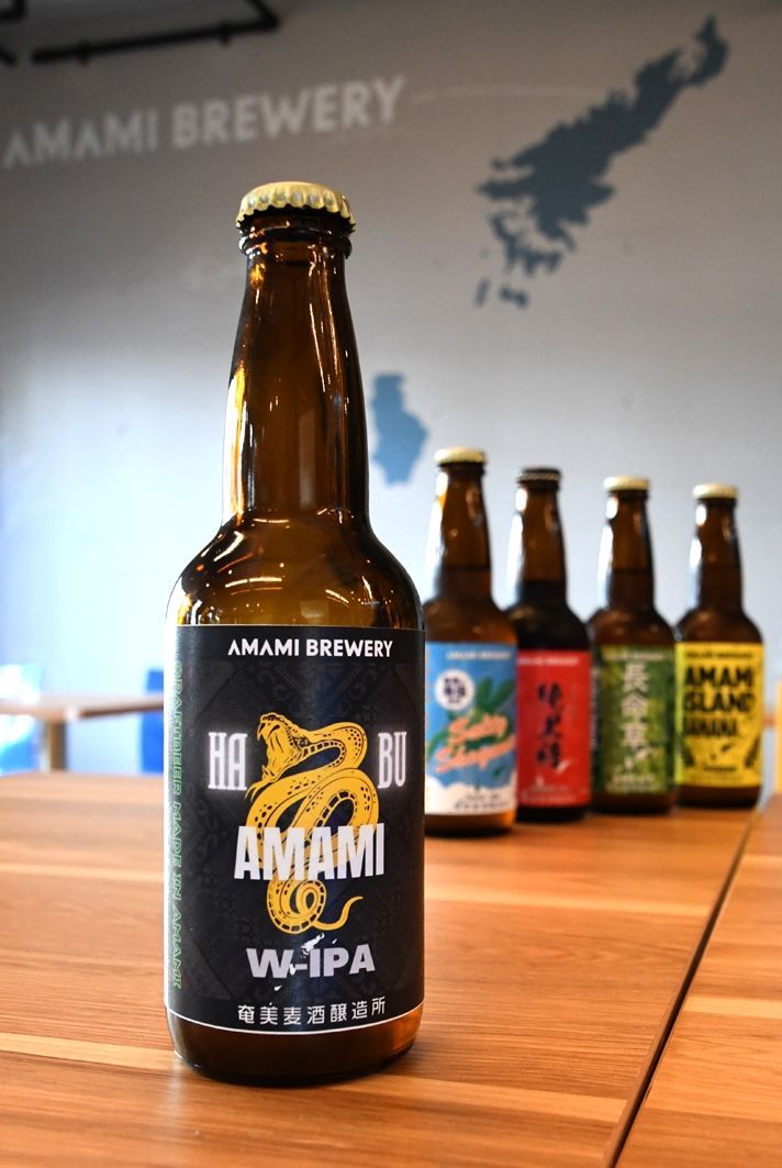 奄美ＤＮＡが製造したクラフトビールの新商品「奄美ハブＷ－ＩＰＡ」（左）