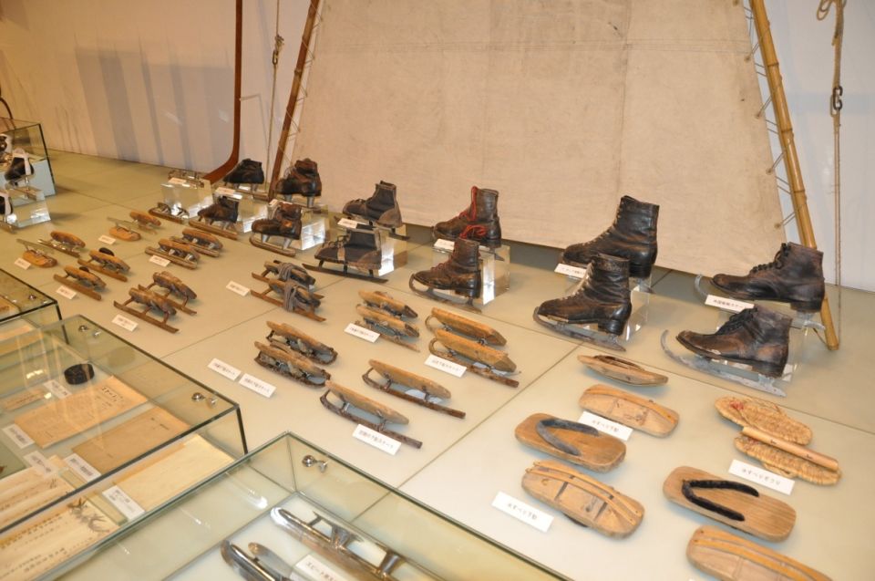 諏訪湖博物館・赤彦記念館に展示されている下駄スケートなど。氷滑り下駄からスケート靴までの変遷を知ることができる