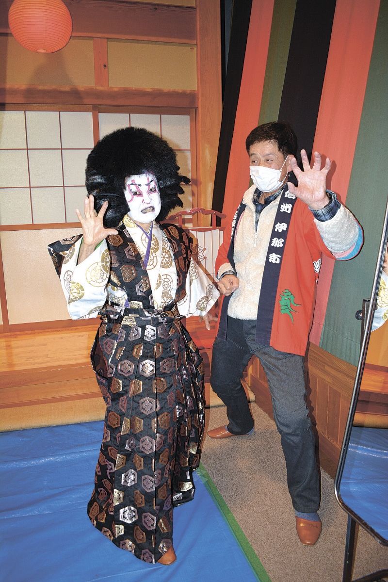 歌舞伎の隈取りを施し、衣装も着て役者になりきる参加者