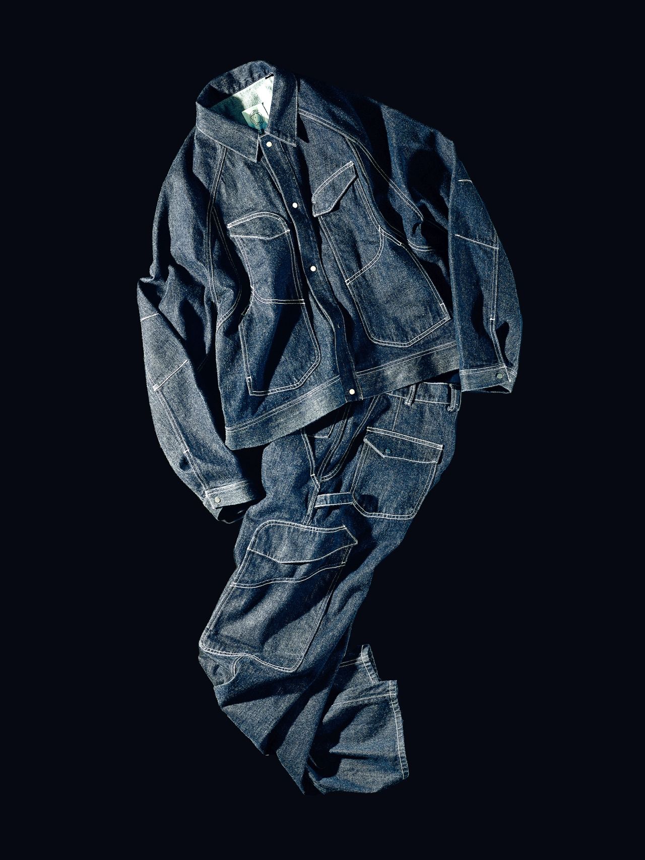 スパイバーの「ブリュード・プロテイン」を使用したデニムのジャケットとパンツ（ゴールドウイン提供）
