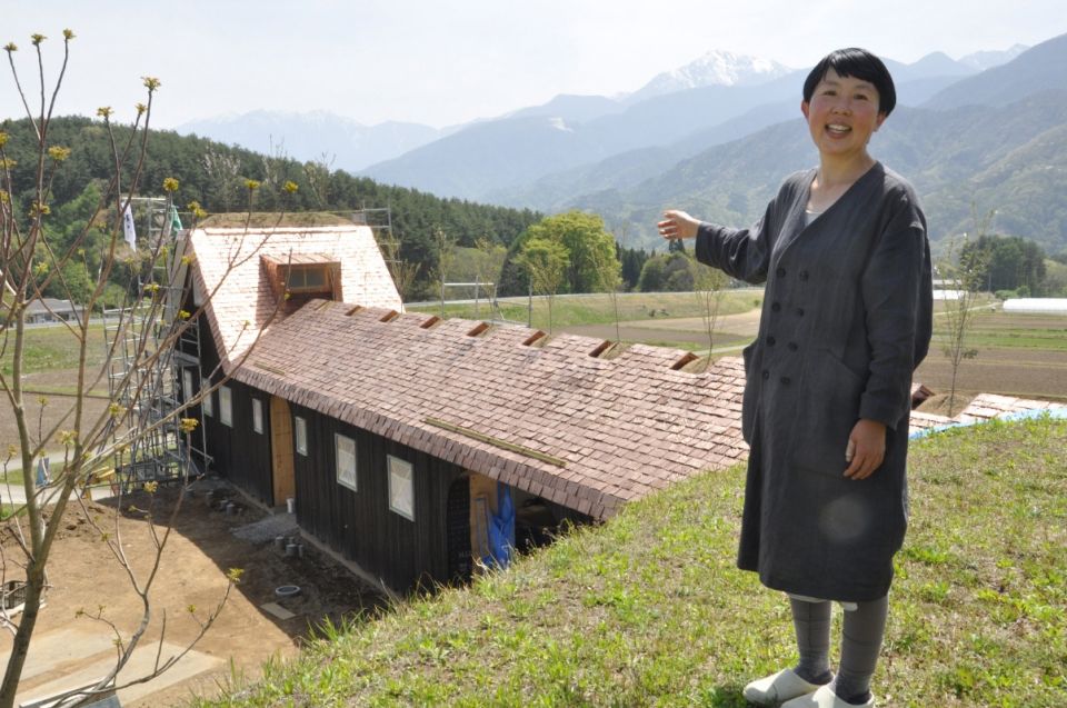 藤森照信さんが設計した山越典子さんの宿泊施設「小泊Ｆｕｊｉ」。今夏オープンに向けて準備が進む