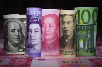主要通貨の紙幣。（左から）米ドル、英ポンド、中国の人民元、日本円、ユーロ