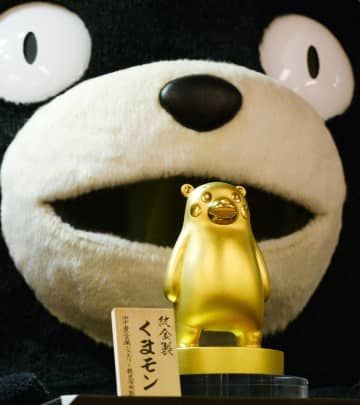 純金製「くまモン」と本物のくまモン＝2014年、東京・銀座