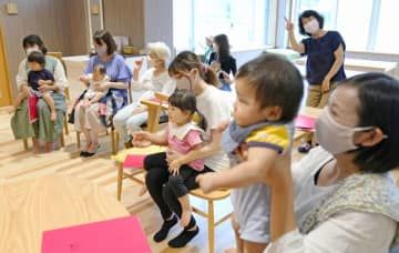 子育て支援施設でイベントに参加する母親と子どもたち＝2021年9月、岡山県