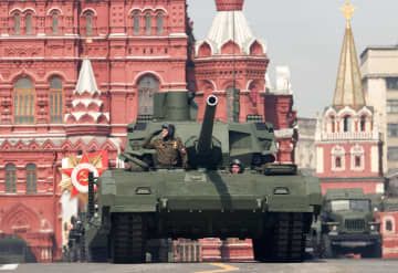 モスクワの「赤の広場」で、軍事パレードのリハーサルに参加したロシアの次世代戦車「T14アルマータ」＝2022年5月（タス＝共同）