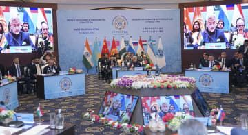 上海協力機構（SCO）外相会合に出席するインドのジャイシャンカル外相（中央）ら＝5日、インド南部ゴア州（インド外務省提供・共同）
