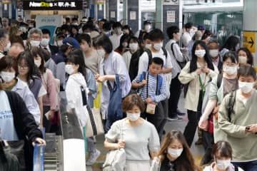 ゴールデンウイーク終盤を迎え、混雑するJR東京駅の新幹線ホーム＝6日午前