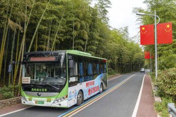 中国浙江省湖州市の農村を走るEVバス＝2022年9月（共同）