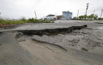 地震で起きたとみられる道路の亀裂＝6日午後0時51分、石川県珠洲市