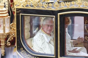 馬車で戴冠式に向かうチャールズ英国王、右はカミラ王妃＝6日、ロンドン（共同）