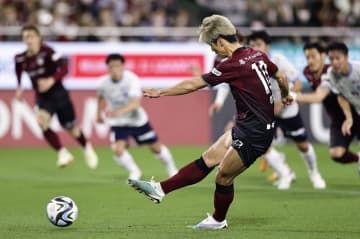 神戸―横浜FC　前半終了間際、先制のPKを決める神戸・大迫（手前）＝ノエスタ