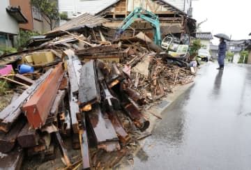 解体され積み上げられた家屋のがれき＝7日午前、石川県珠洲市