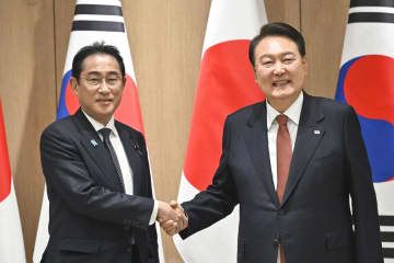会談で韓国の尹錫悦大統領（右）と握手する岸田首相＝7日、ソウル（共同）