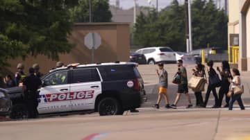 銃乱射事件が起きたショッピングモールから避難する人々＝6日、米テキサス州アレン（AP＝共同）