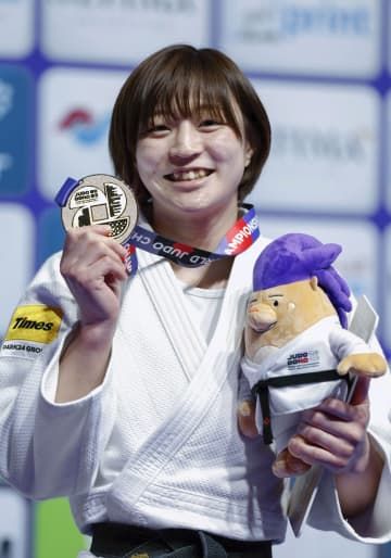 女子48キロ級の表彰式で金メダルを手に笑顔の角田夏実＝ドーハ（共同）