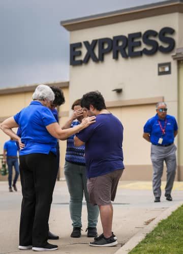 銃乱射事件があった米南部テキサス州アレンのショッピングモールの近くで犠牲者を悼む人たち＝7日（Smiley　N.Pool/ダラス・モーニング・ニューズ提供・AP＝共同）