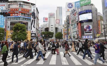 新型コロナウイルス感染症の法的な位置付けが「5類」に移行した8日、大勢の人が行き交う東京・渋谷のスクランブル交差点