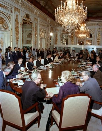 東京サミットで会議場の席に着いた各国首脳＝1979年6月、東京・元赤坂の迎賓館