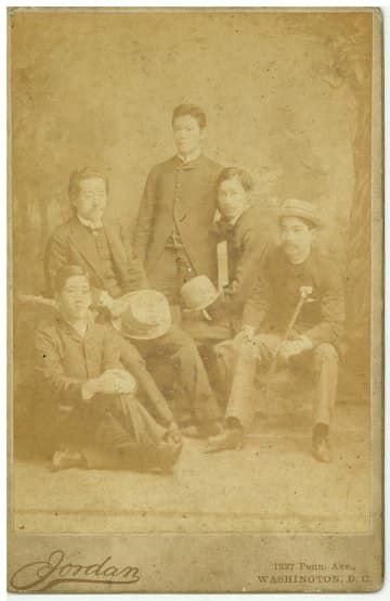 西郷隆盛の子どもらが1885年に渡米した際にワシントンで撮影された写真。寅太郎（左端）、おいの隆準（中央）、菊次郎（右端）が当時のワシントン駐在公使九鬼隆一（左から2人目）らと写っている（諫山尚子さん蔵）