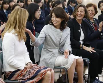 2016年4月、G7外相会合に合わせたイベントで、各国外相夫人らとともに笑顔を見せる岸田外相（当時）の裕子夫人＝広島市